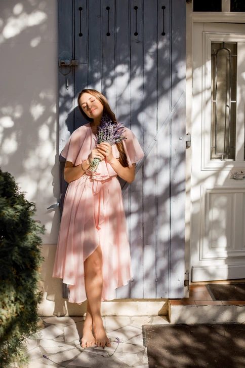 Homme d'affaires de dos face à un tableau noir avec schémas stratégiques dessinés à la craie