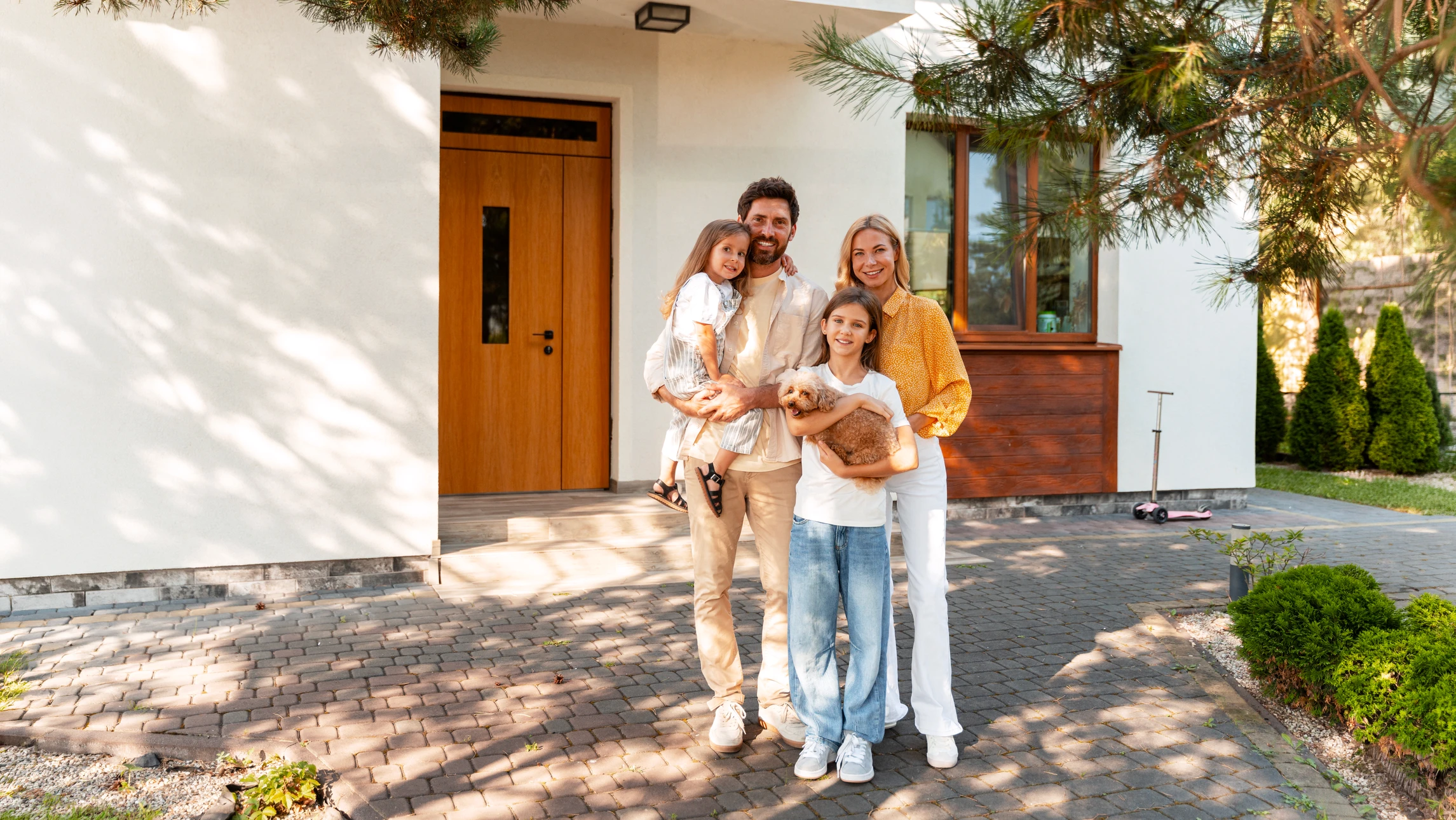 Photographie d'intérieur d'une agence d'assurance professionnelle : une femme et un homme en tenue professionnelle assis à un bureau, en face d'un client. L'agent pointe un document d'assurance sur le bureau pendant que le client l'examine attentivement. L'ambiance est claire et moderne, avec des éléments visuels discrets suggérant la confiance et le conseil (dossiers, documents, ordinateur visible). La scène capture un moment de conseil personnalisé authentique.