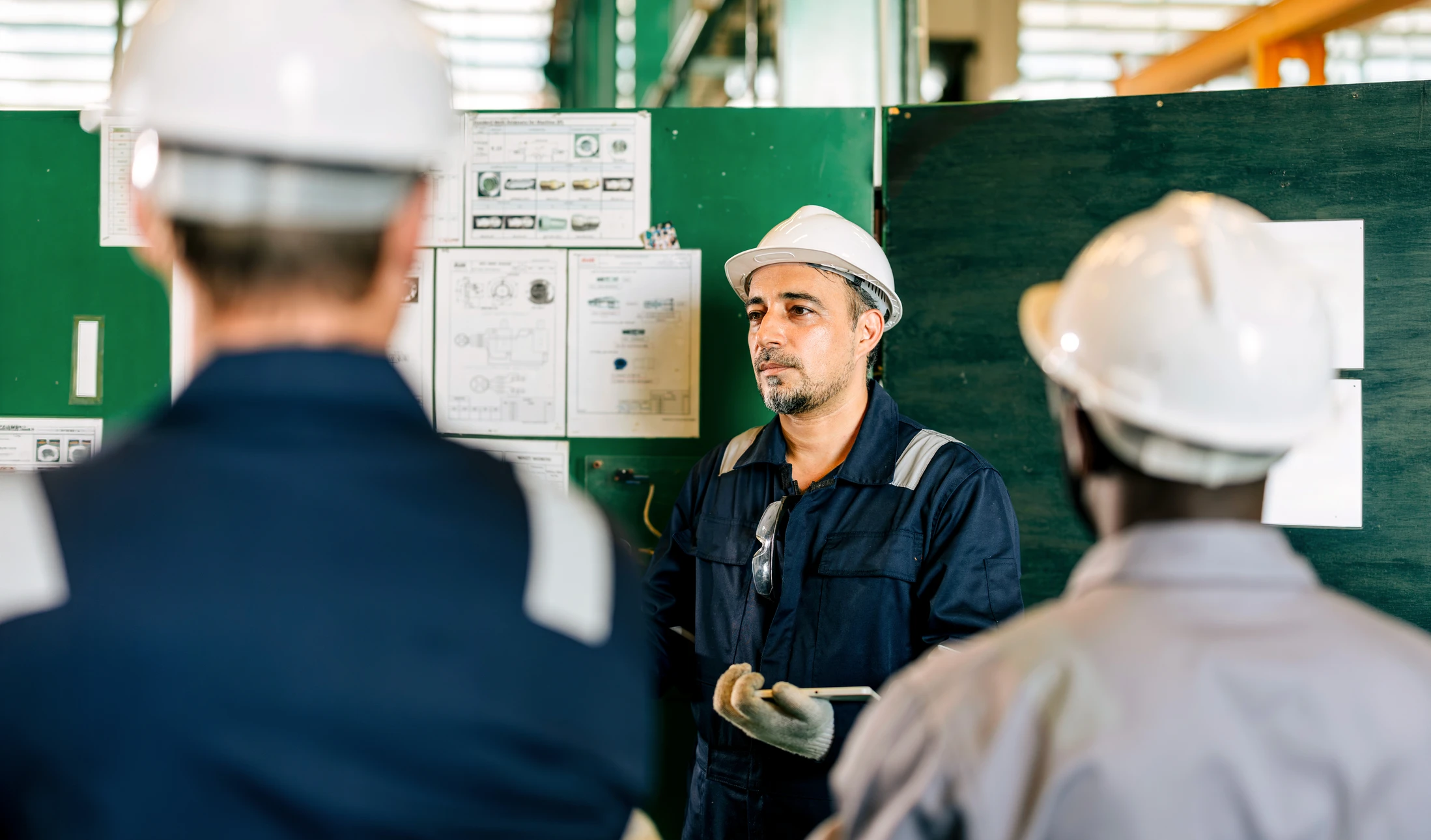 Homme d'affaires mature souriant en costume bleu marine et chemise blanche, portant des lunettes à monture noire