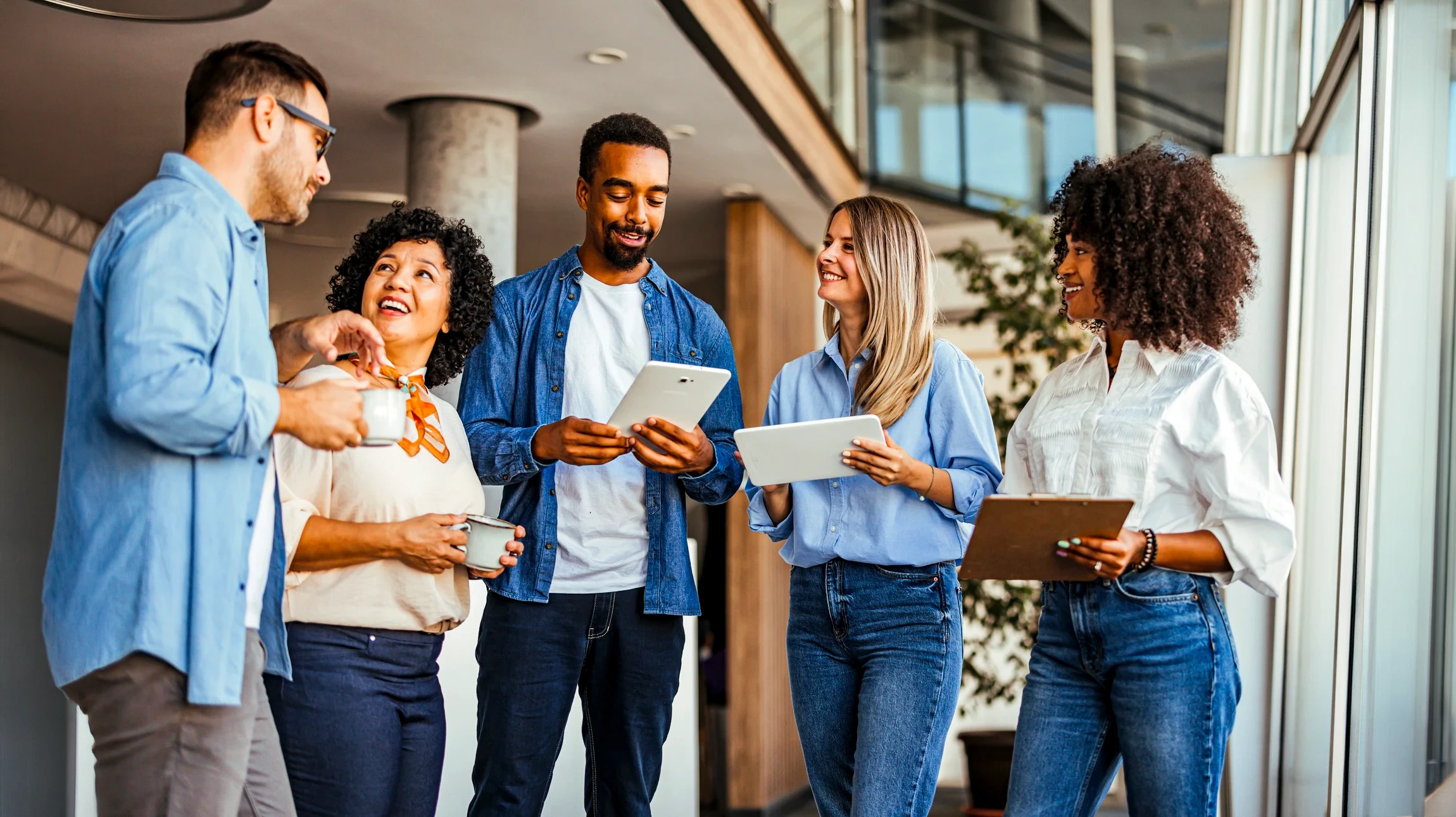 Homme d'affaires en chemise blanche et cravate noire, portant des lunettes à monture épaisse, fait un geste de la main avec expression confiante et sourire
