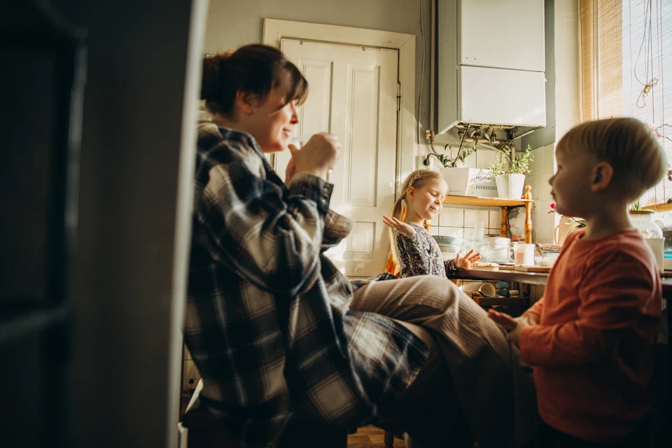 Photographie r&eacute;aliste en couleurs d'un bureau d'agence d'assurance traditionnel &eacute;tabli, montrant un espace d'accueil professionnel avec mobilier &eacute;l&eacute;gant, documents d'assurance visibles, une plaque ou une signal&eacute;tique indiquant l'anciennet&eacute; de l'agence, des photographies encadr&eacute;es t&eacute;moignant des ann&eacute;es de pr&eacute;sence locale, et un conseiller en assurance en tenue professionnelle debout ou assis &agrave; son bureau, en train de consulter des dossiers ou de discuter avec un client, incarnant l'exp&eacute;rience, la rigueur et la relation de confiance construite au fil des d&eacute;cennies.