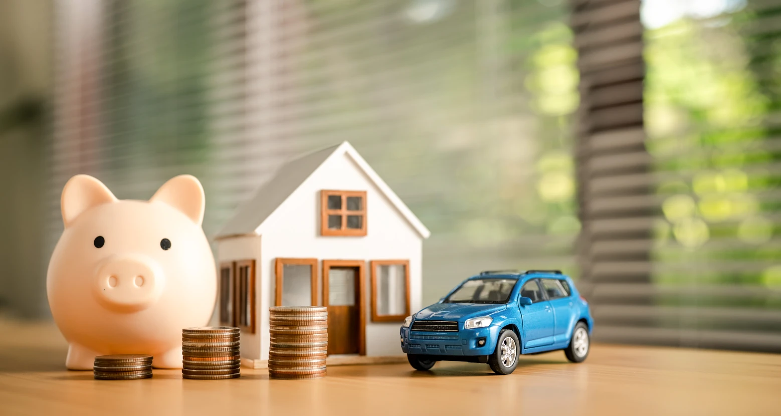 Femme d'affaires élégante en extérieur devant un bâtiment institutionnel avec colonnes classiques